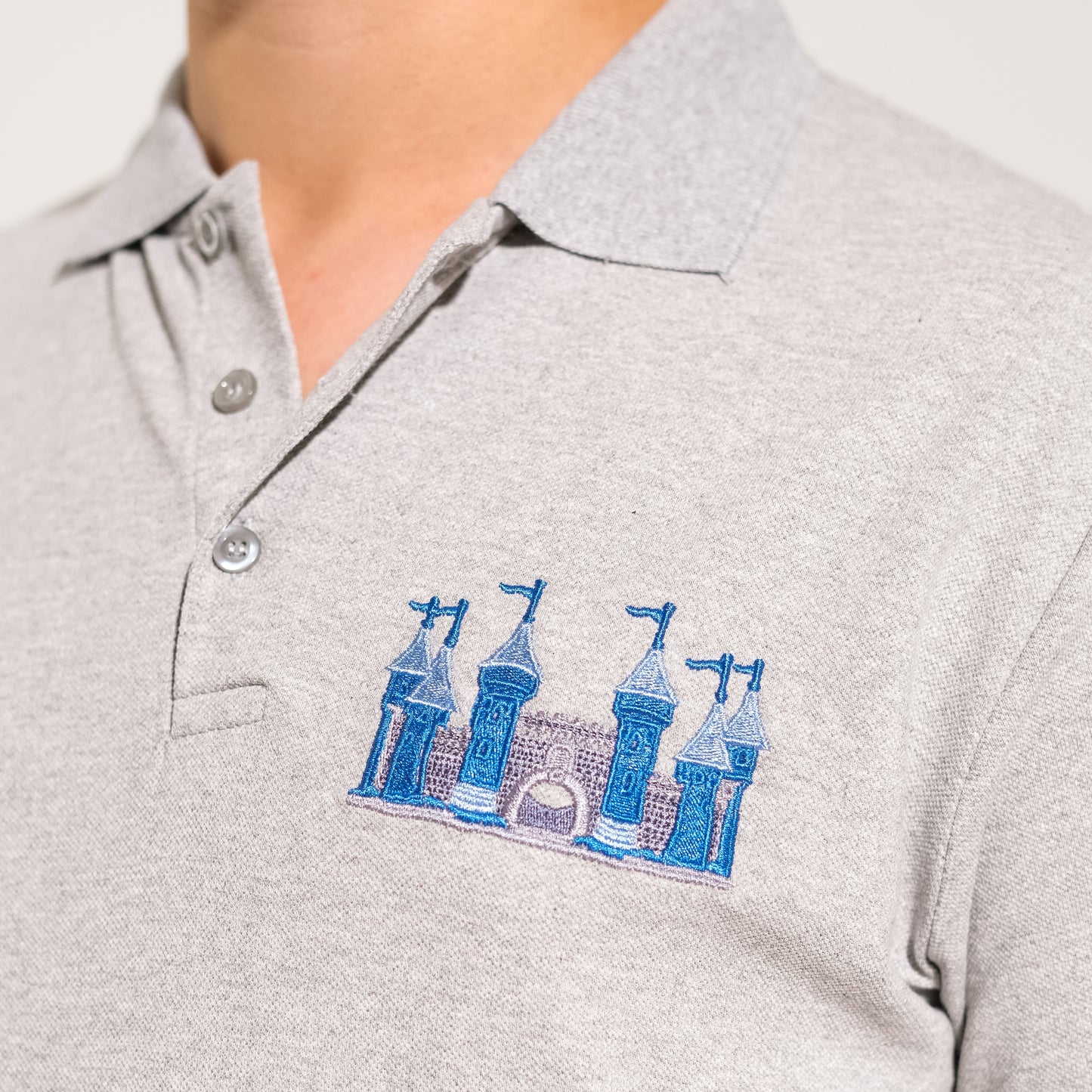 Şato Çizimli Polo Yaka Gri Tişört